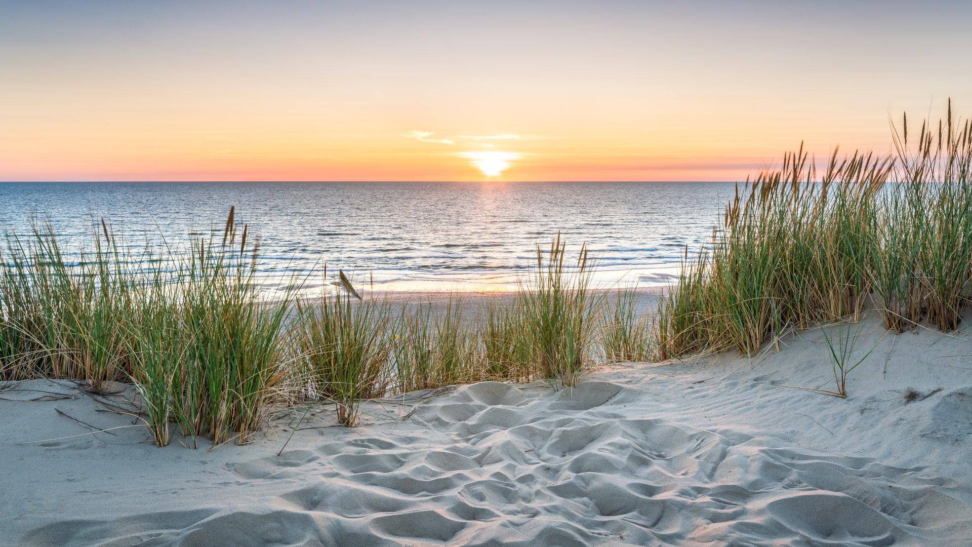 Tramonto sul mare visto dalla spiaggia