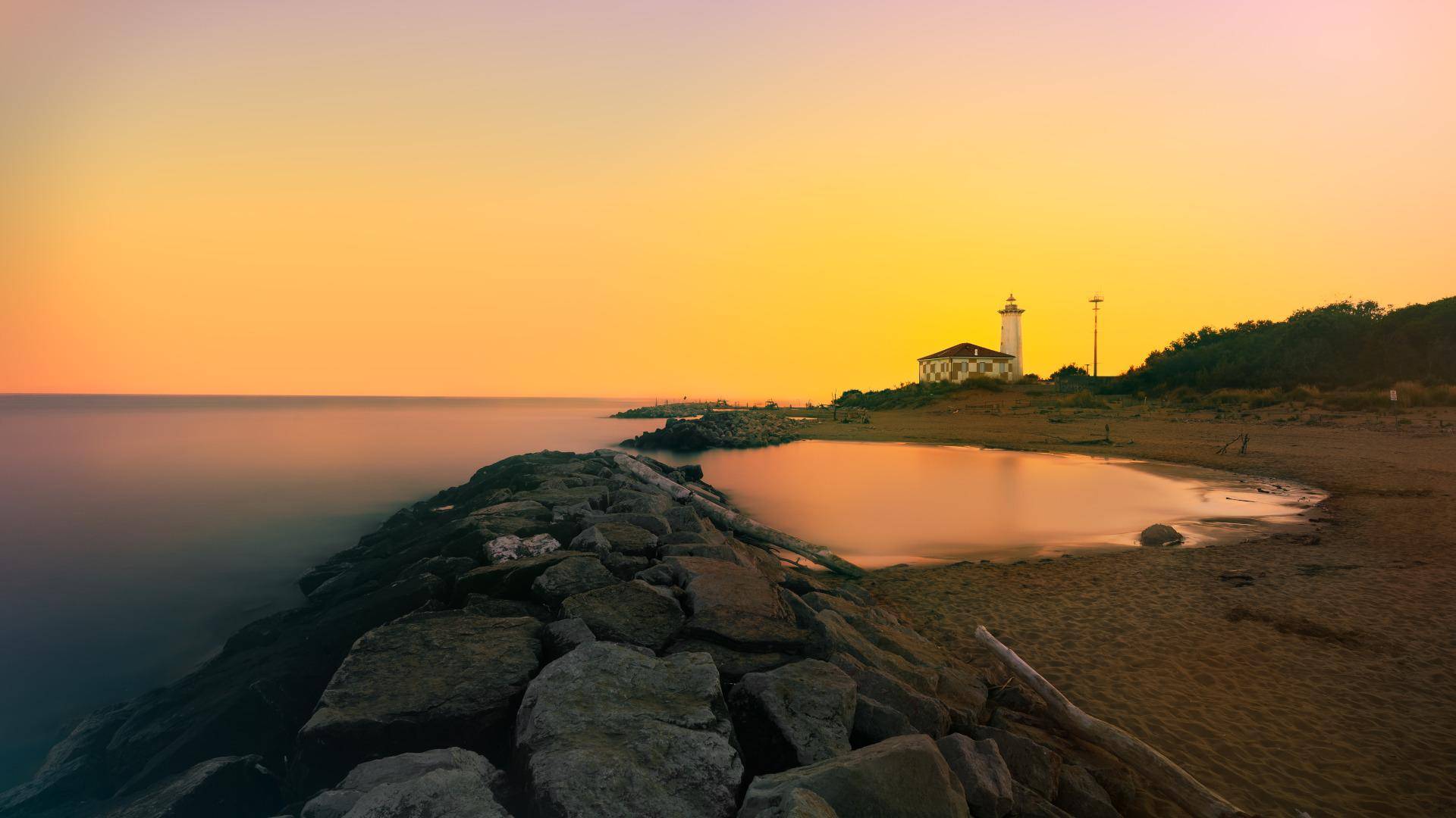 Il faro di Bibione visto dalla spiaggia