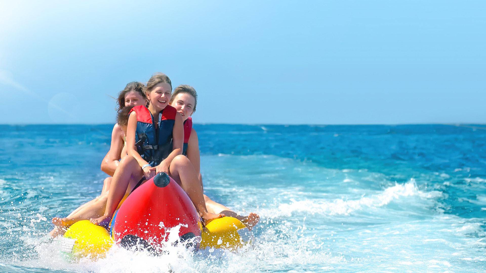 Persone felici su banana boat